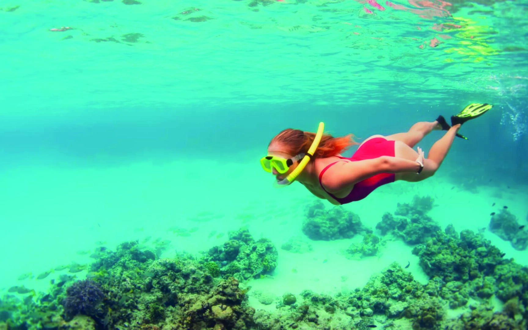 mujer haciendo snorkel en cabrera