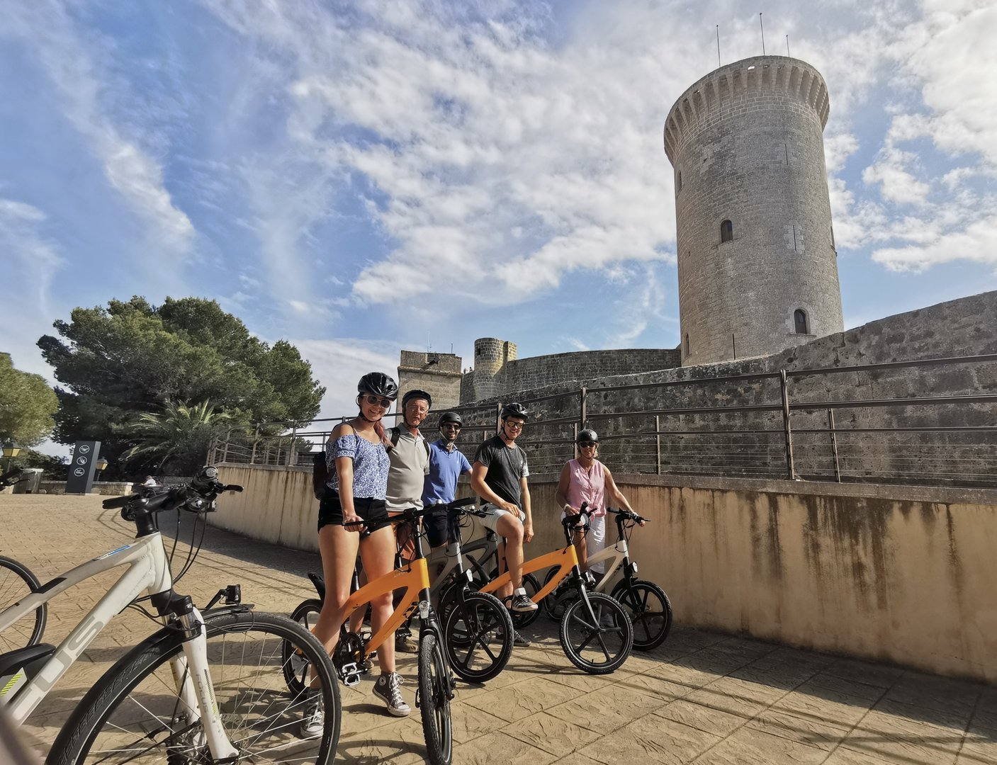 parada en el castillo de Bellver durante el tour