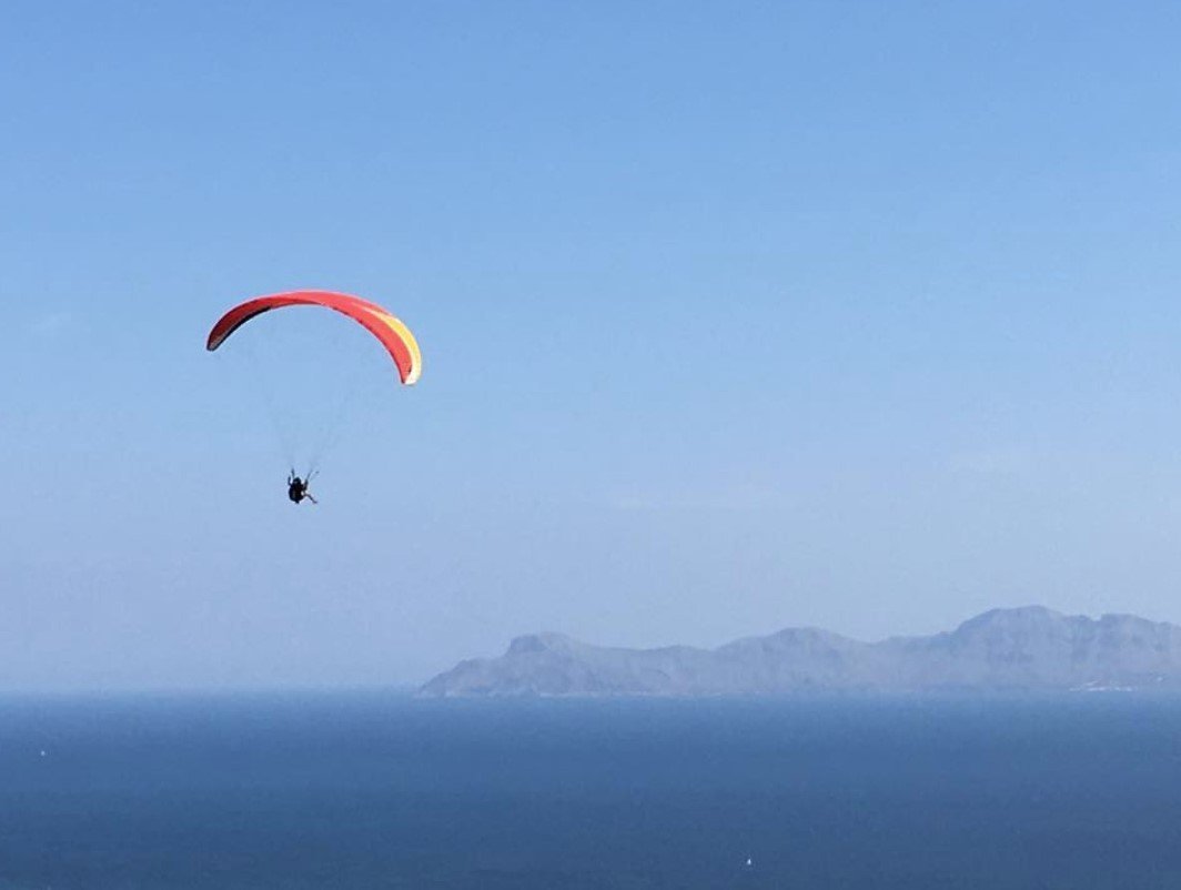 Volando en parapente en la bahia de Alcudia