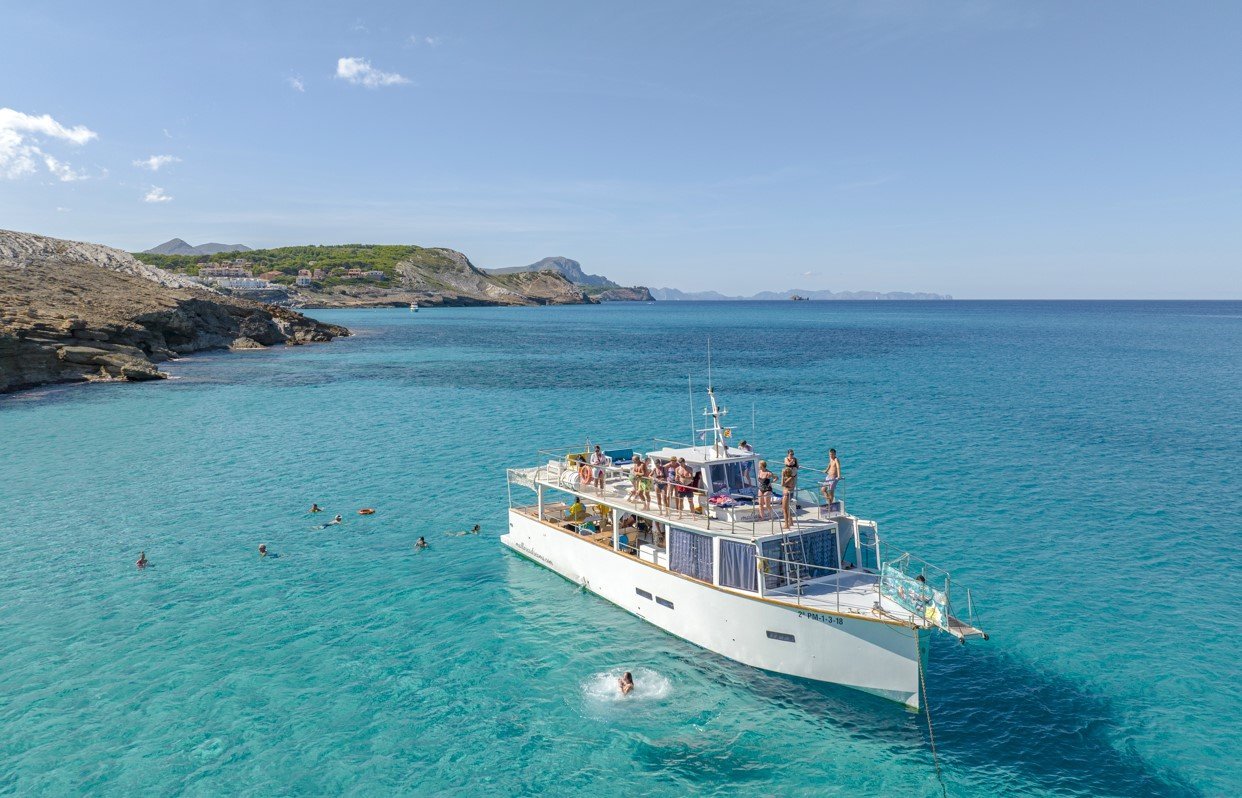 visit of a sea cave during the tour
