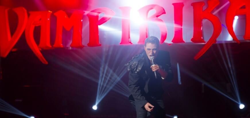 singing part of vampirika show