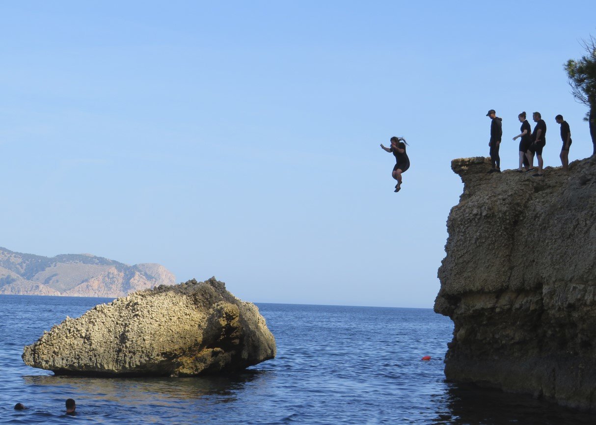 von der Klippe zum Meer