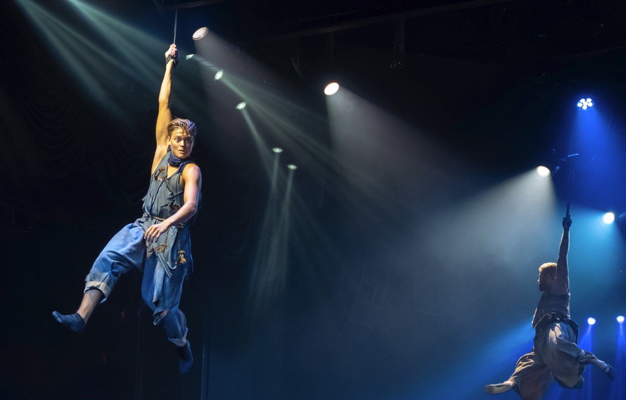 acrobats in ohala show