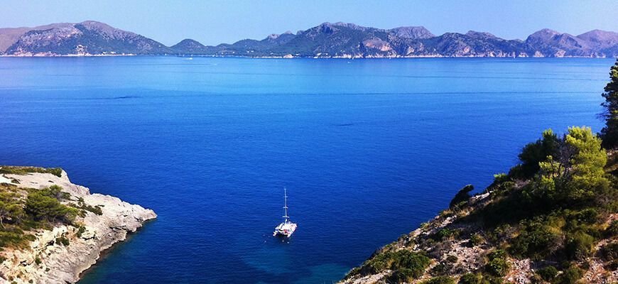 giro in catamarano con itinerario nella baia di pollensa