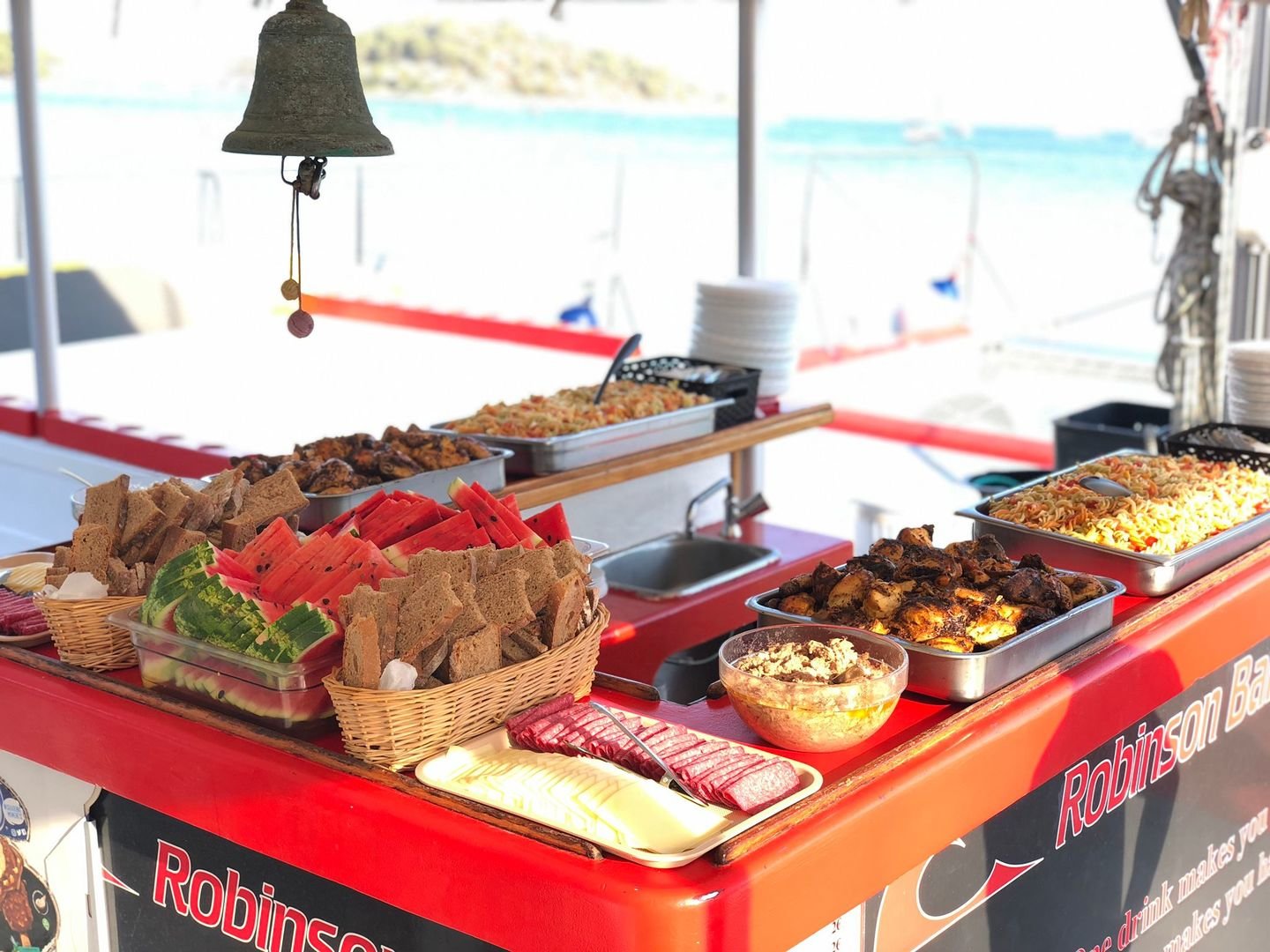 cibo sulla barca incluso nell'escursione