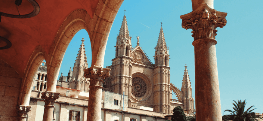Vista della cattedrale e della storica città di Palma